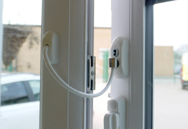 Lockable window restrictor